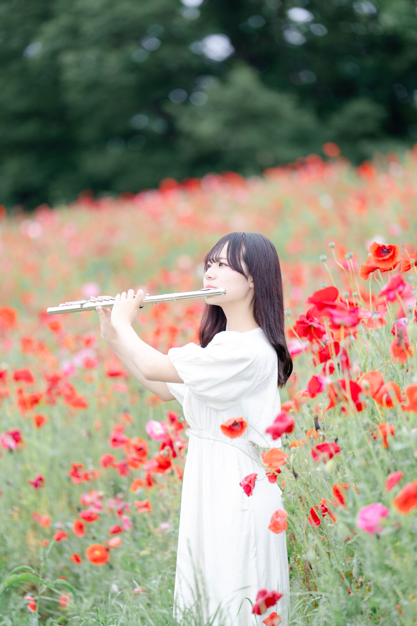 フルートを手に微笑む武藤菜月