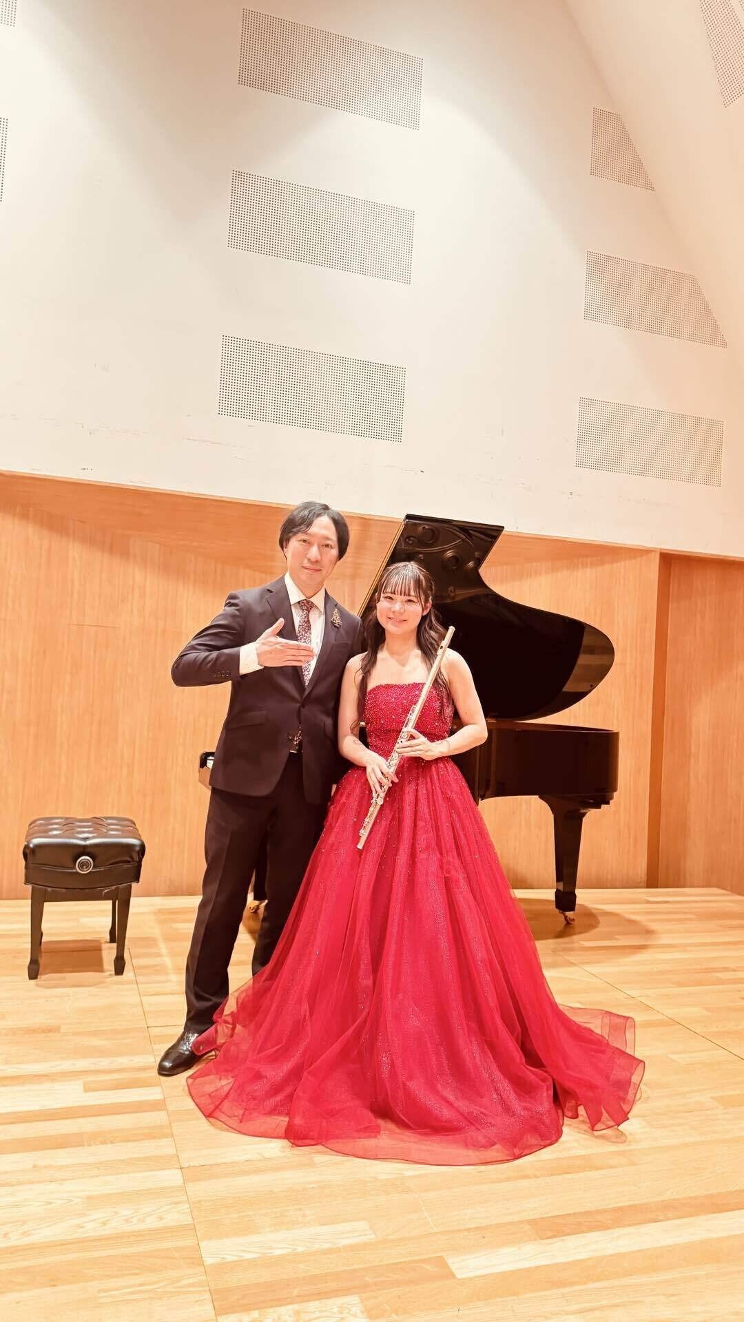 デビューリサイタルの舞台で、ピアニスト津田大介と並ぶ武藤菜月